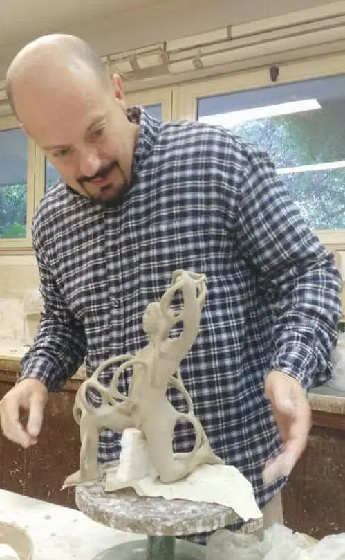L'artista al lavoro (foto Marco Silecchia)