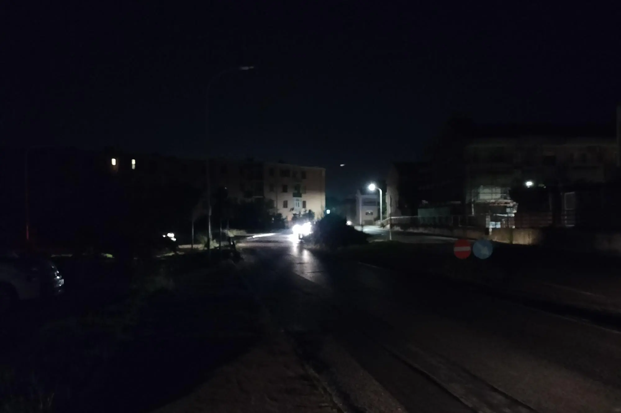 Blackout tra via Santa Caterina e via Sanzio (Foto Andrea Scano)