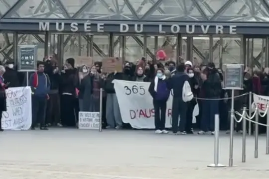 Studenti bloccano accesso al Louvre in sostegno alle proteste liceali