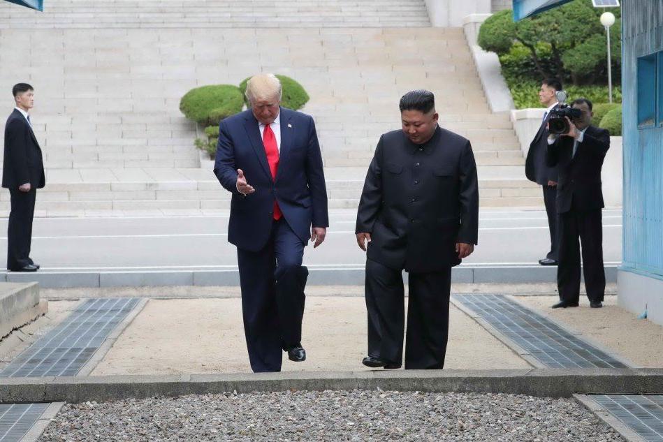 Storico: Trump entra in Corea del Nord