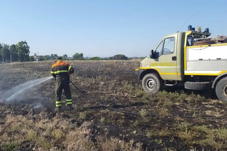 Le operazioni di spegnimento dell'incendio (L'Unione Sarda - Pintori)