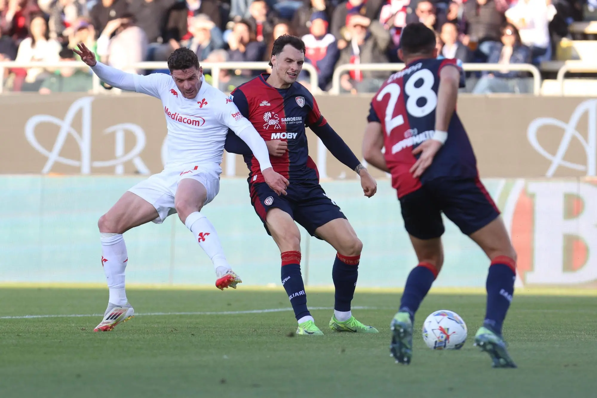 Fiorentina’s Robin Gosens scores the goal 1-1during the Italian Serie A soccer match Cagliari calcio vs ACF Fiorentina at the Unipol Domus in Cagliari, Italy, 23 April ANSA/FABIO MURRU
