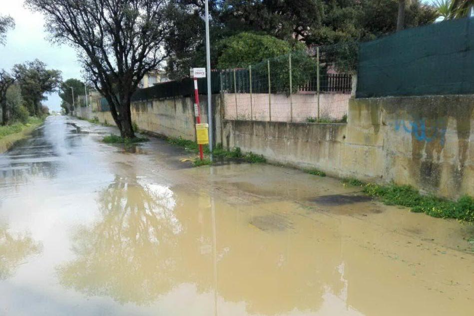 Attesa del pullman sotto l'acqua: protestano i residenti delle periferie di Capoterra