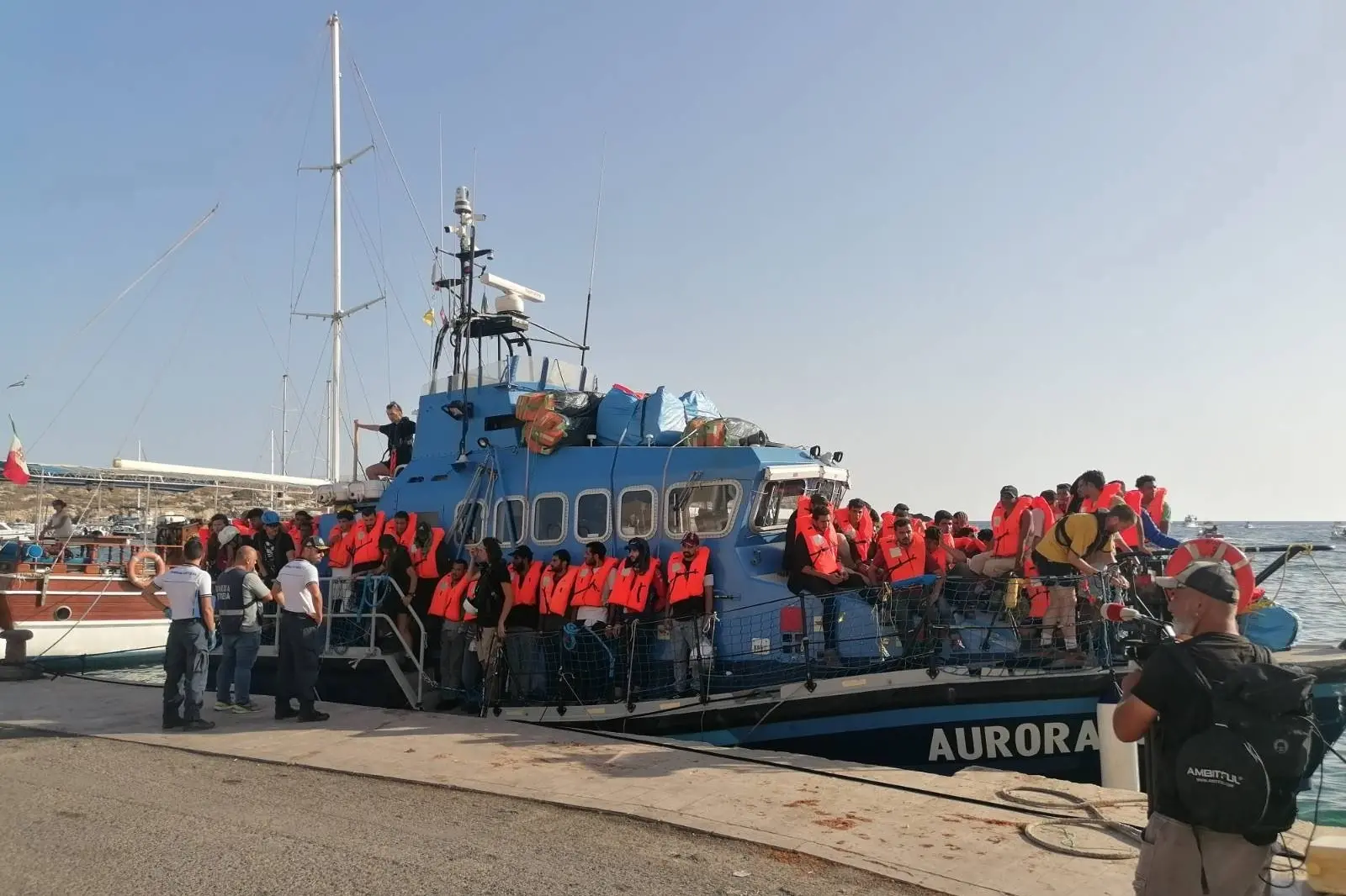 L'Aurora attraccata a Lampedusa (Foto: Sea Watch)