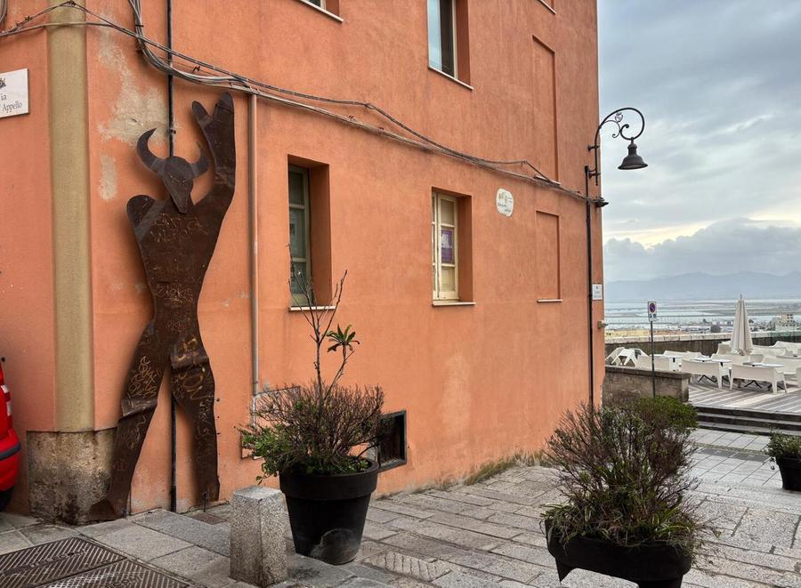 Il parroco rimuove il Minotauro della discordia