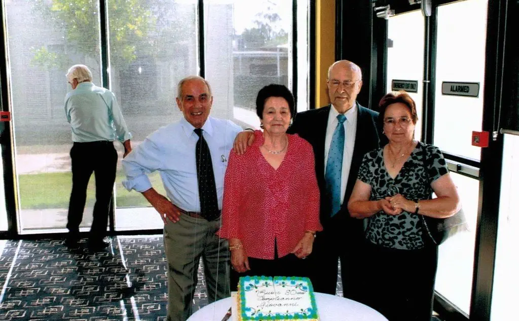 Festa di compleanno di Giovanni Spada (al centro in giacca). Con la moglie Antonia Tessuti e alcuni amici. Foto famiglia Spada