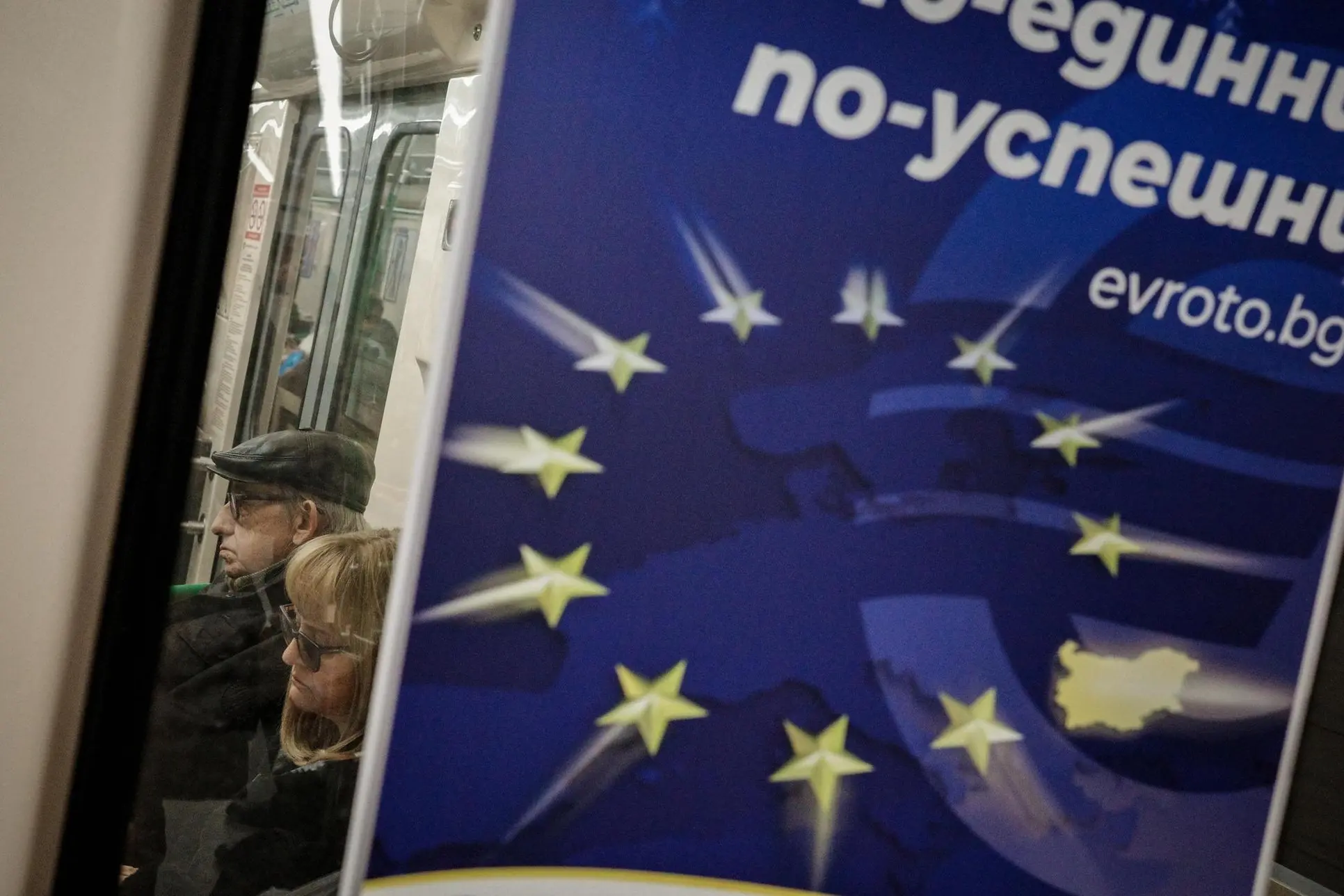 Un manifesto che celebra l'ingresso della Bulgaria nell'area Euro (Epa)