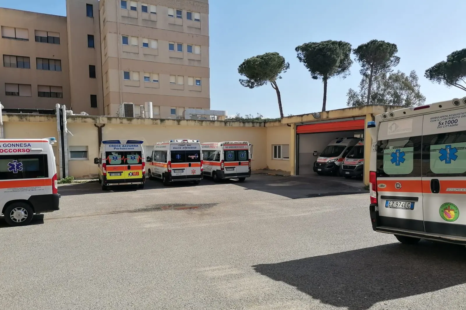 Sanità, ambulanze davanti all'ospedale (Foto simbolo)