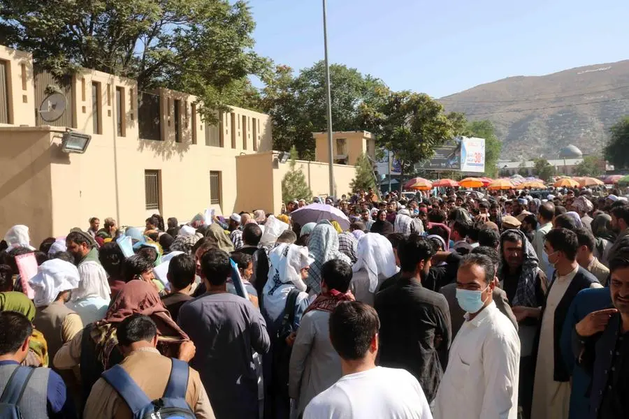 Folla nei pressi dell'aeroporto di Kabul (Ansa)