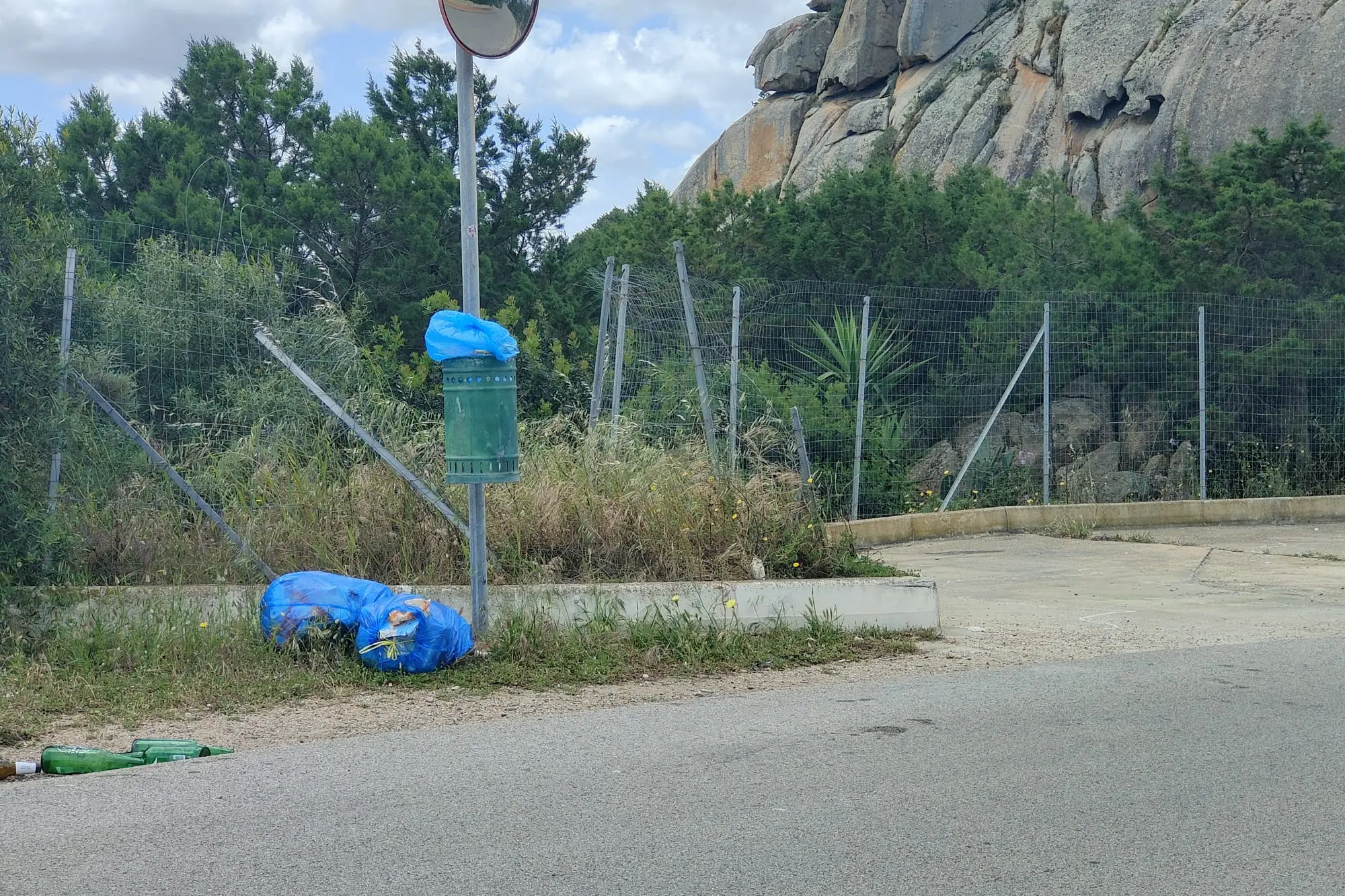 Arzachena. Rifiuti abbandonati