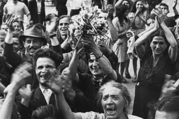 Cittadini in piazza il 25 aprile 1945 (foto da Google)