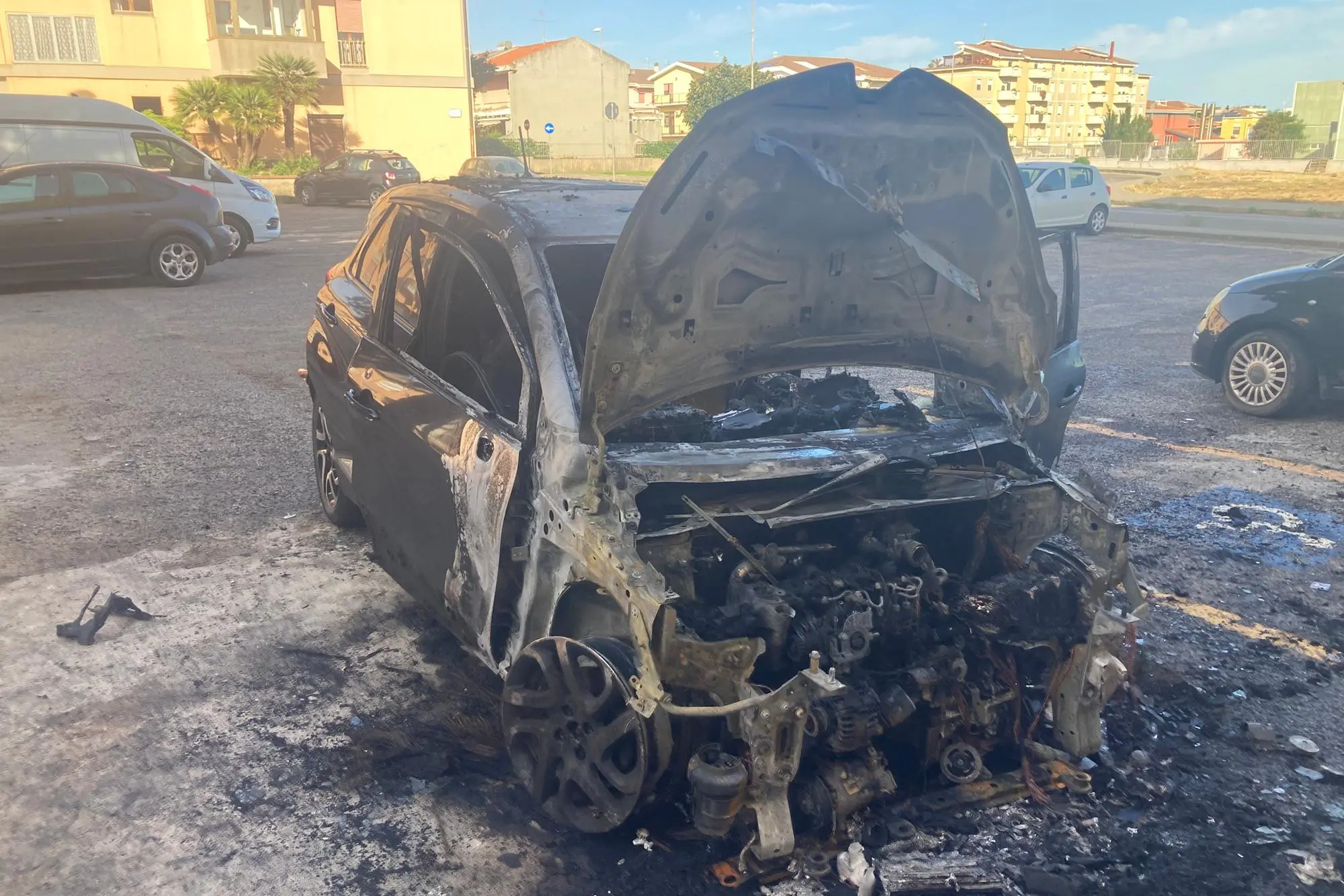 L'auto bruciata (foto Pala)