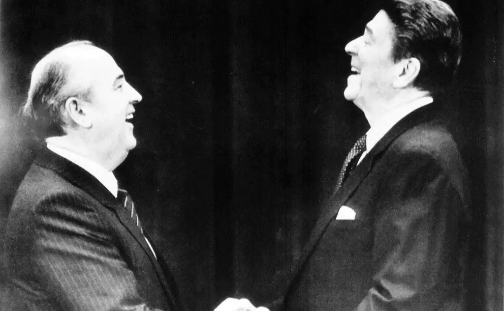 Stretta di mano e risate con Ronald Reagan