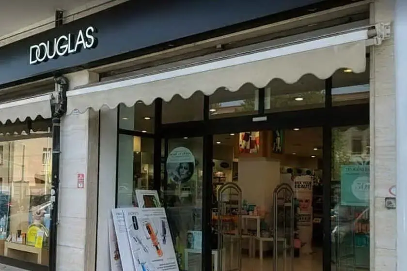 Una profumeria Douglas (foto Google Maps)
