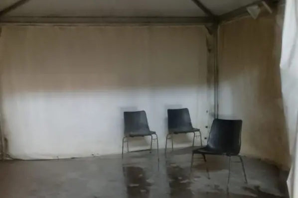 Il tendone "sala d'attesa" del Poliambulatorio (foto Pala)