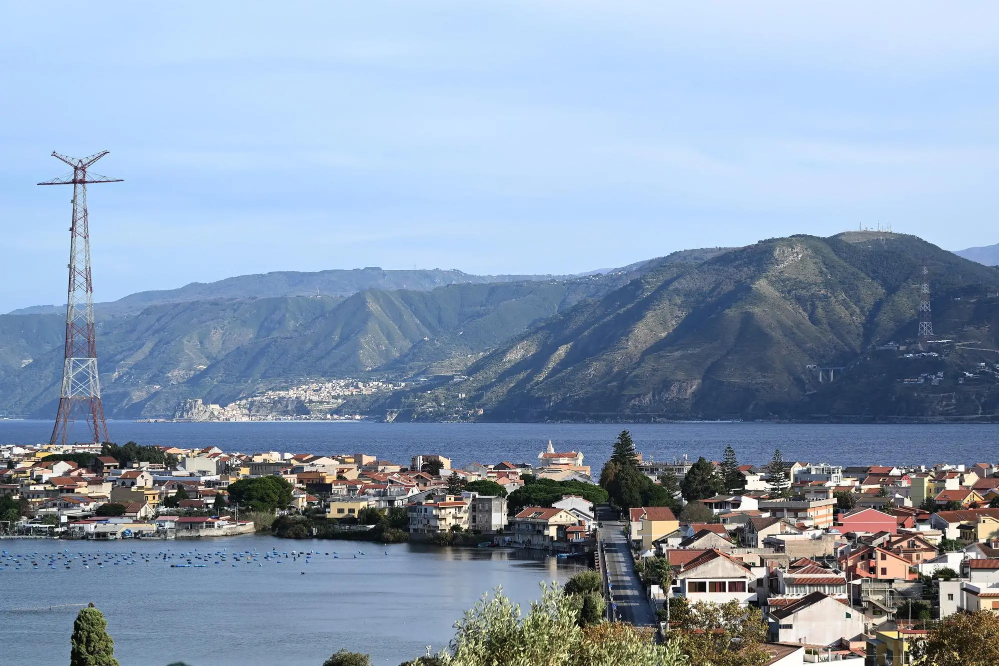 La zona di Torre Faro (Messina) dove si dovrebbero sviluppare i cantieri del ponte sullo Stretto (Ansa)