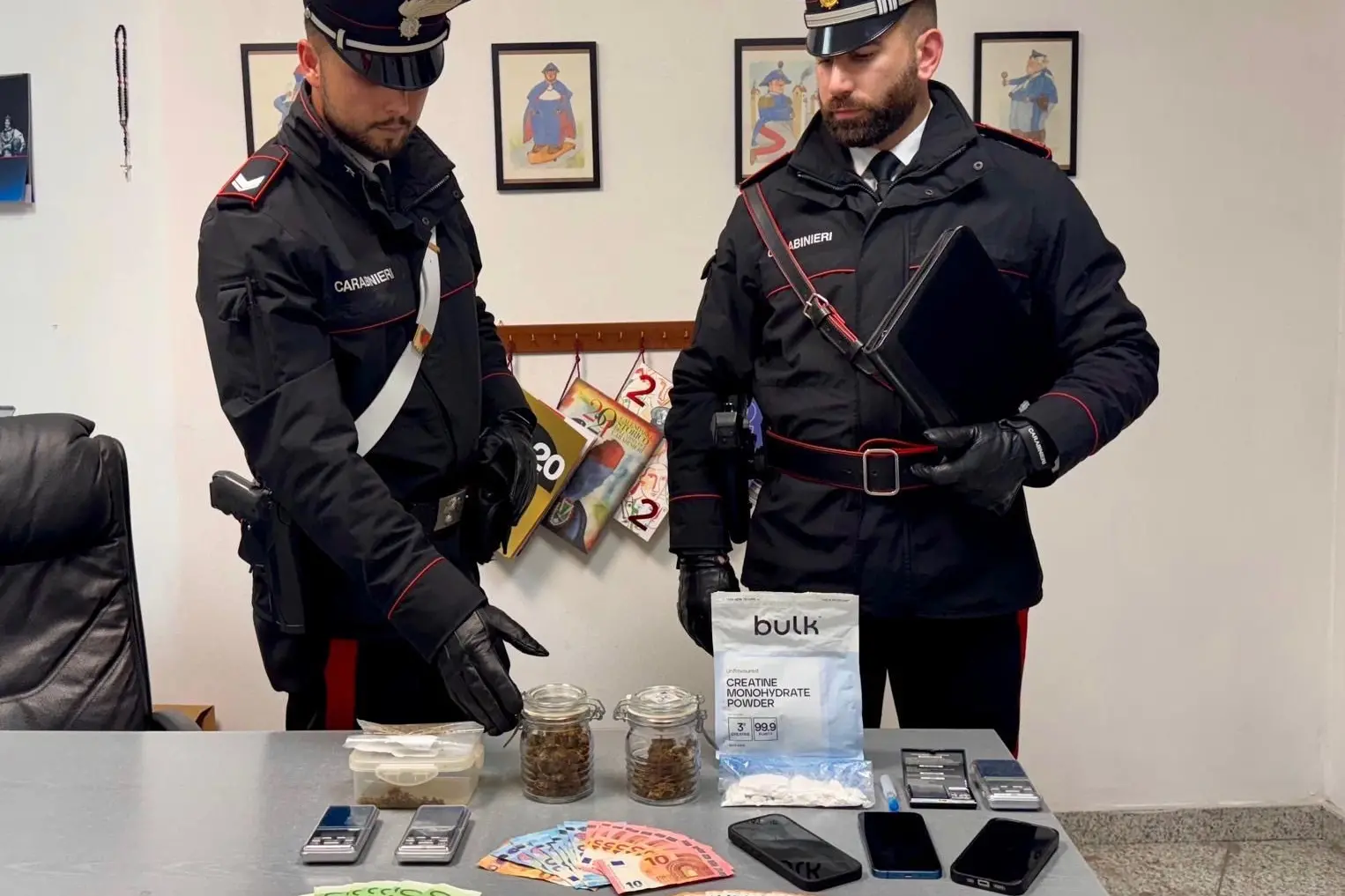 La droga sequestrata (foto carabinieri)