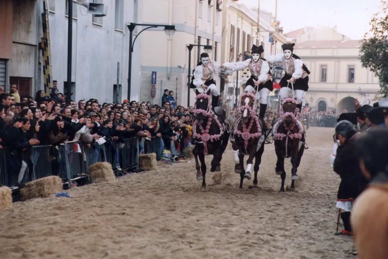 Oristano: Una delle pariglie durante la discesa di Domenica. Foto Mario Solinas