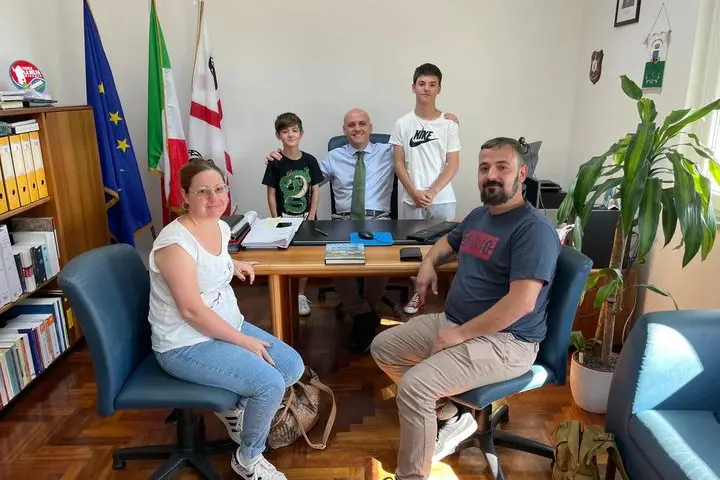 Il sindaco La Delfa con i nuovi arrivati (foto Serreli)