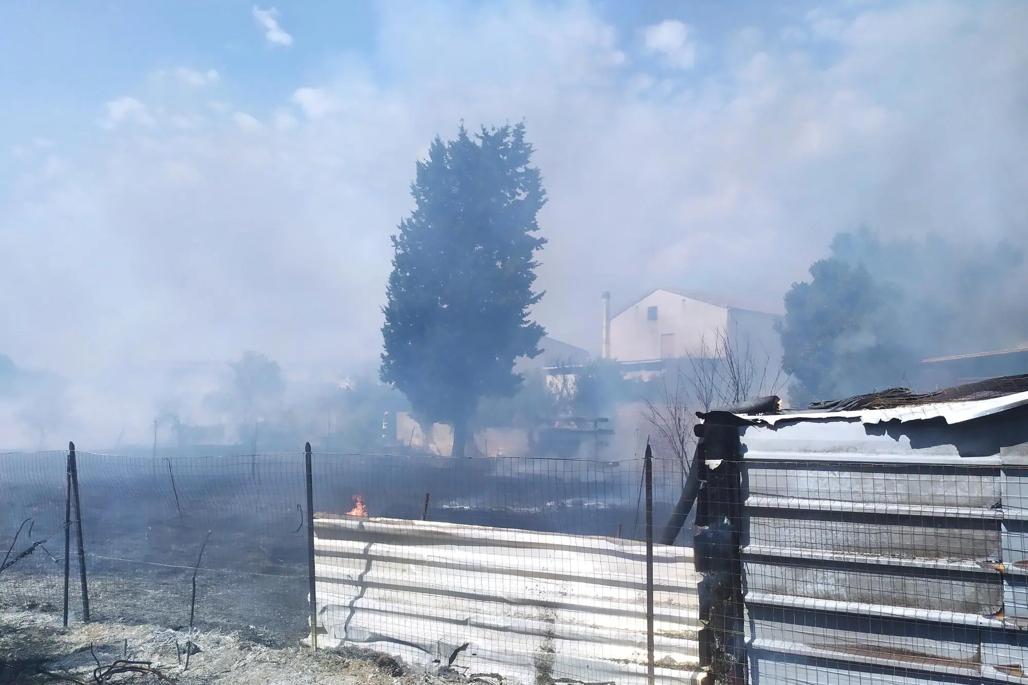 Le abitazioni lambite dalle fiamme a Carbonia (foto Giuliano Usai)