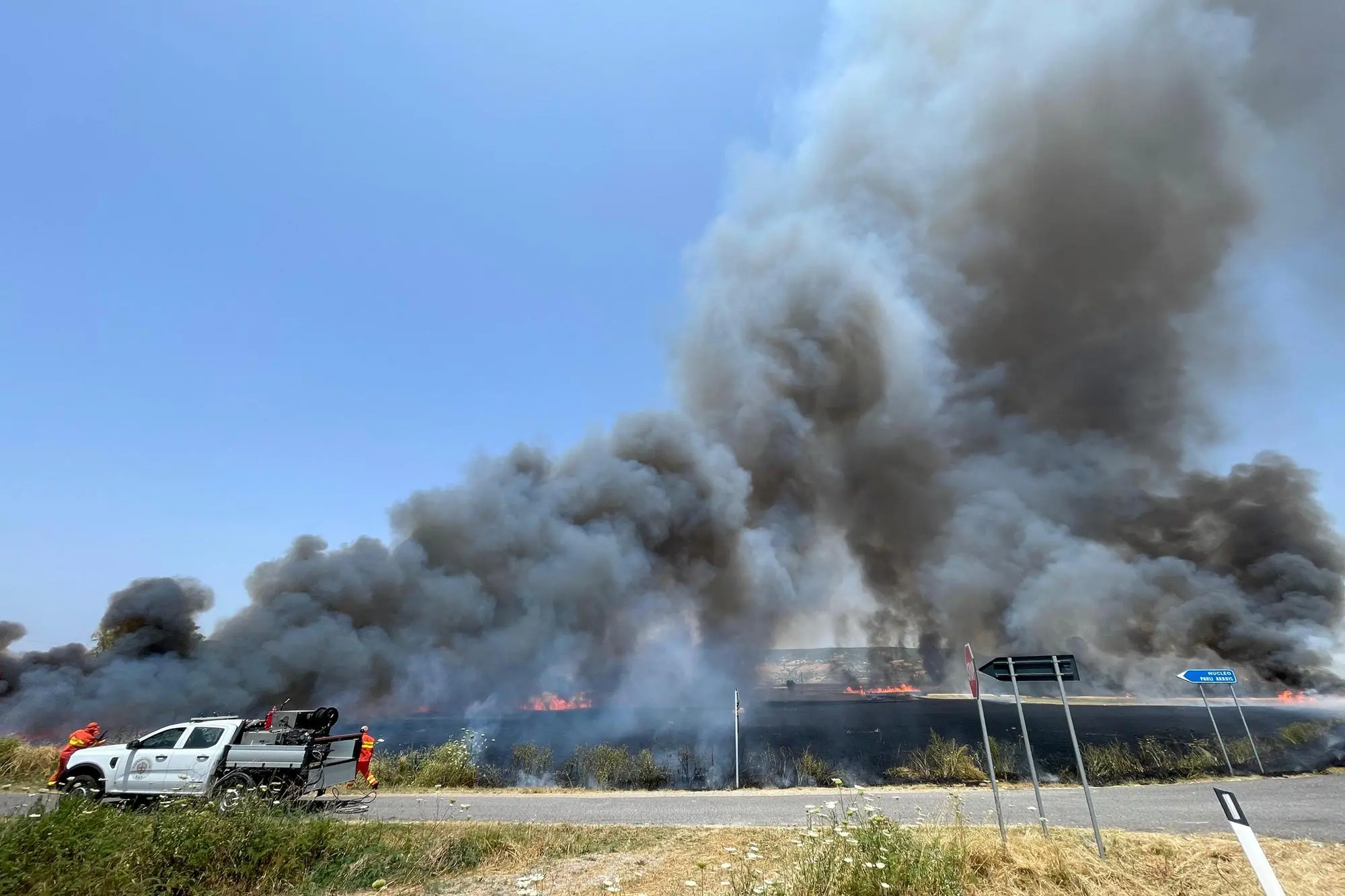 Incendio a Barumini (foto di Gianluigi Deidda)