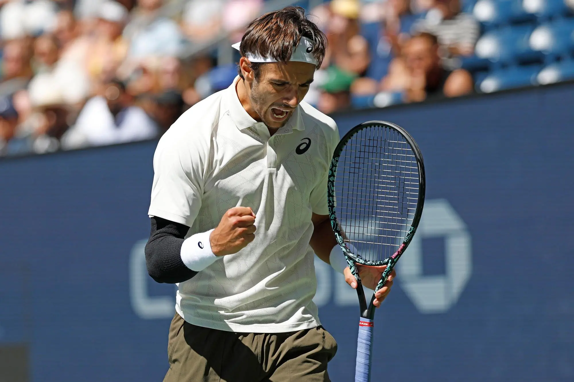 Lorenzo Musetti nel derby contro Flavio Cobolli all'Us Open (foto Ansa)