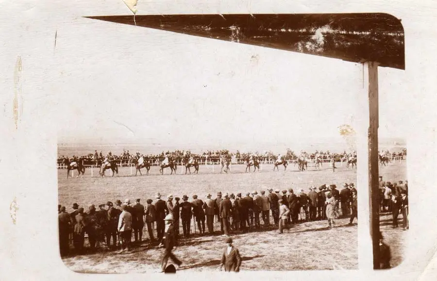Sfilata dei cavalieri nel Derby del 1922 a Chilivani (foto archivio L'Unione Sarda)