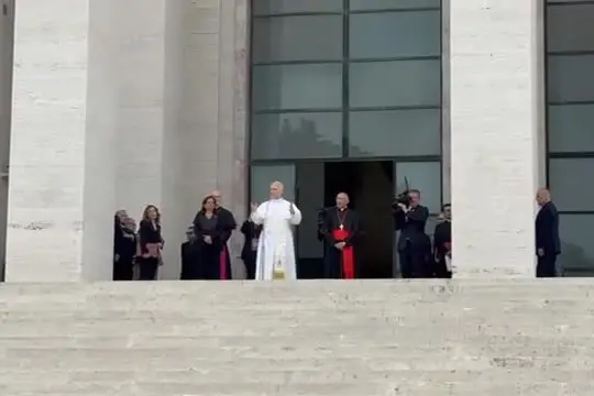 Leone arriva alla Sapienza, tanti giovani ad attenderlo: Viva il Papa