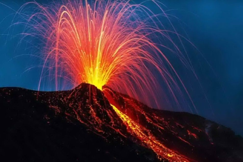 L'Etna si risveglia: la spettacolare eruzione del vulcano