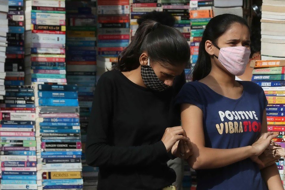 Due ragazze a Bangalore, India (Ansa)