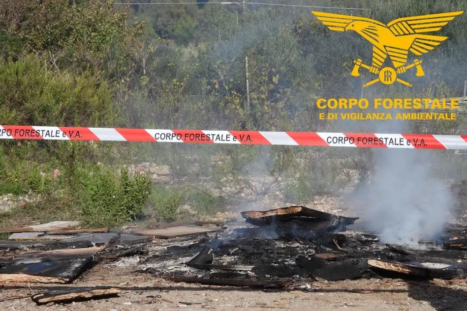 Il rogo (foto Corpo forestale)