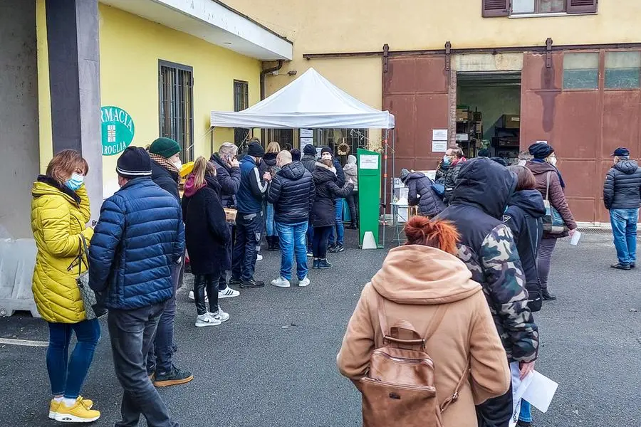 In coda per effettuare il tampone (Ansa)