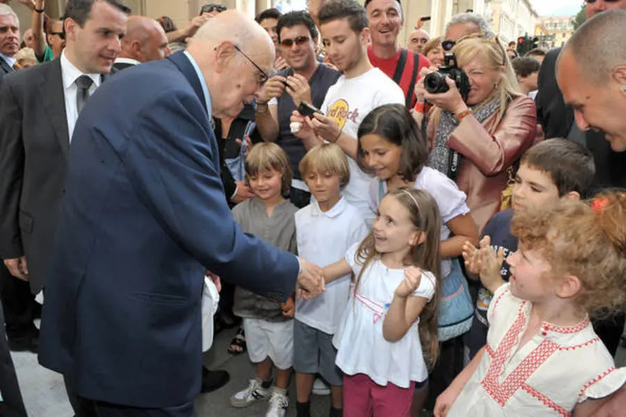 Il presidente della Repubblica, Giorgio Napolitano, saluta dei bambini all'uscita dalla prefettura