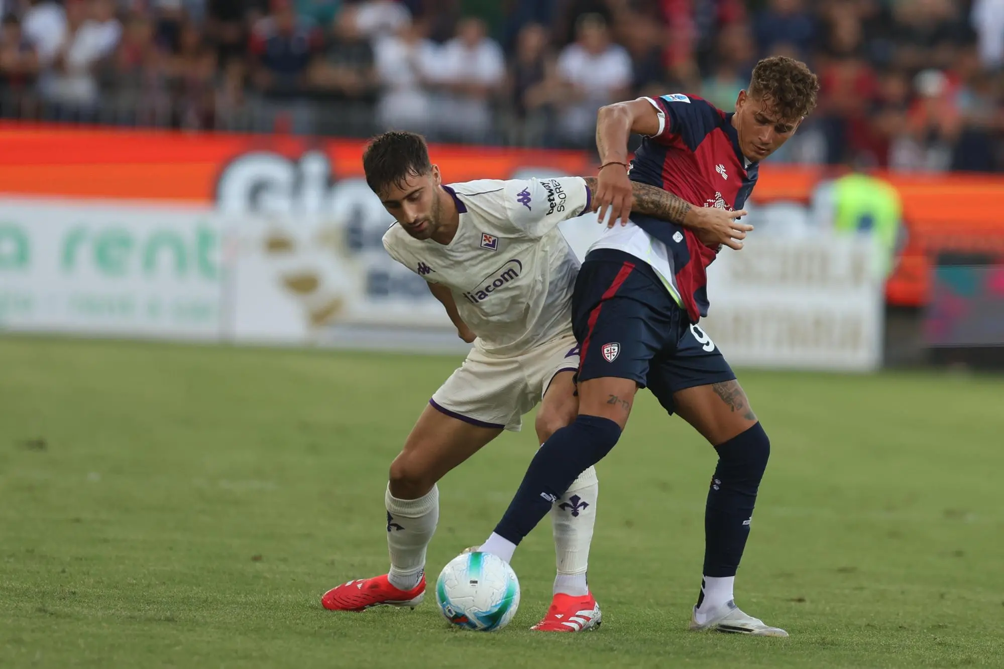 Sebastiano Esposito in Cagliari-Fiorentina (foto Ansa)