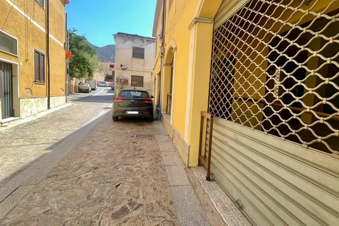 Muravera, via Verdi. Sulla destra il locale acquistato dal Comune (foto Agus)