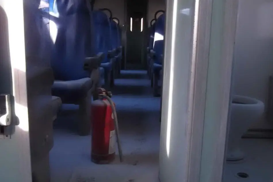 Il treno reso inutilizzabile dai vandali