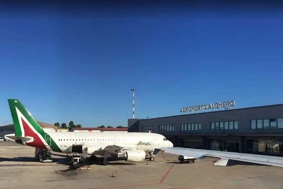 Un volo Alitalia all'aeroporto di Alghero (foto Google Maps)