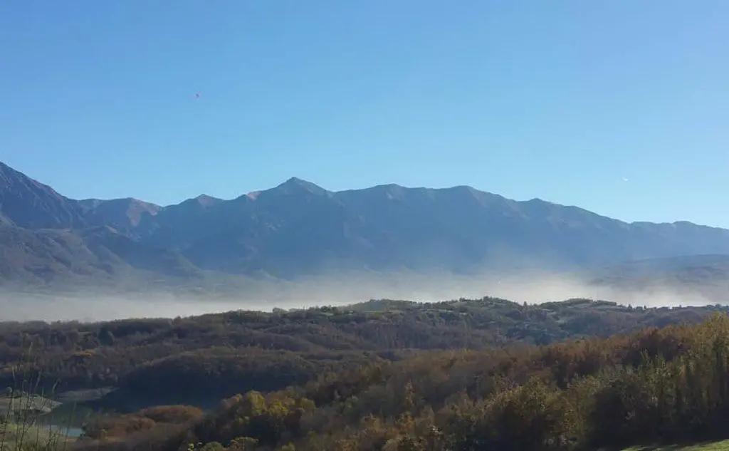 La nube di polvere che si è sollevata in Umbria nel corso della scossa più forte di questa mattina