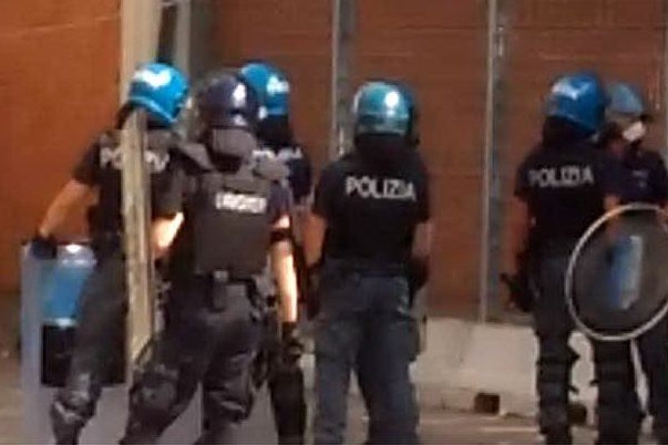 Monastir, polizia in assetto anti-sommossa davanti al centro migranti