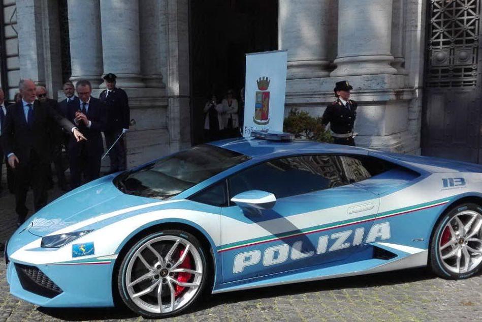 Il ministro dell'Interno consegna la nuova Lamborghini Huracàn alla polizia