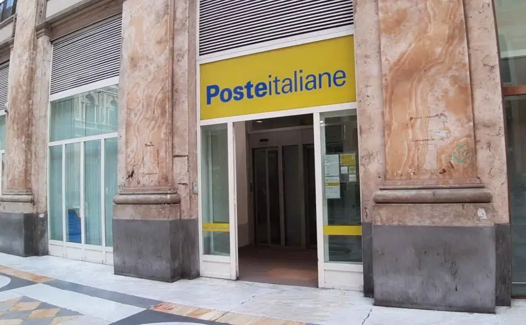 L'ufficio postale della Galleria Umberto a Napoli (foto L'Unione Sarda - Schiesaro)