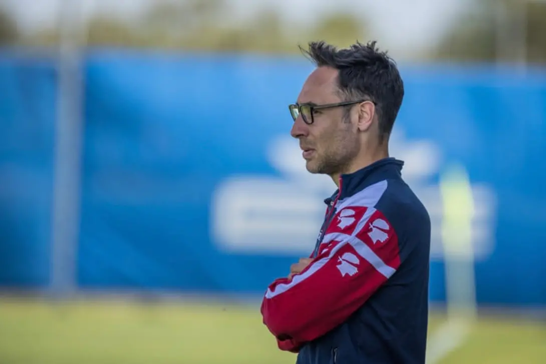 L’allenatore del Cagliari Primavera Matteo Battilana (foto Cagliari Calcio)