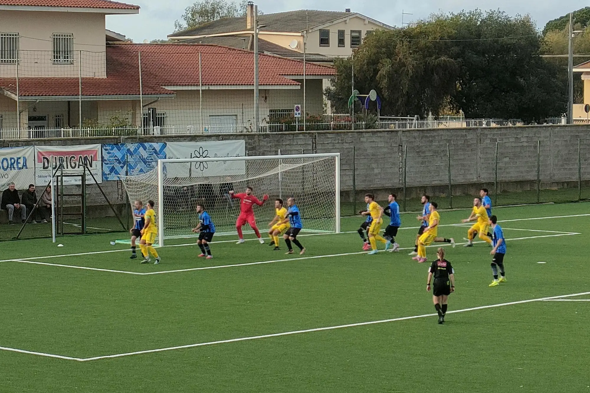 Un'azione d'attacco dell'Arborea nel corso della partita di ieri contro la Baunese (foto di Giacomo Pala)