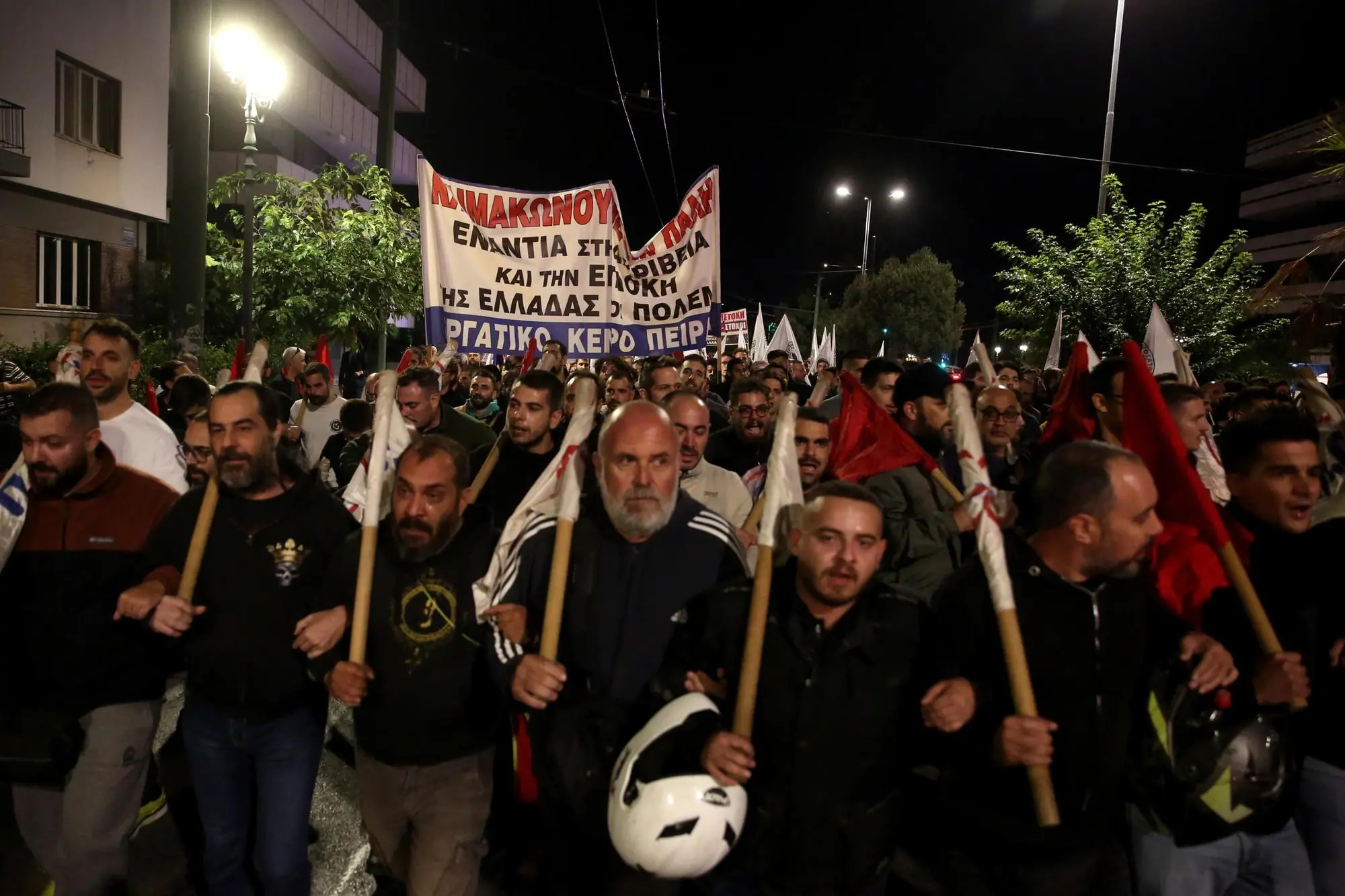 Un momento delle proteste (EPA/ORESTIS PANAGIOTOU)