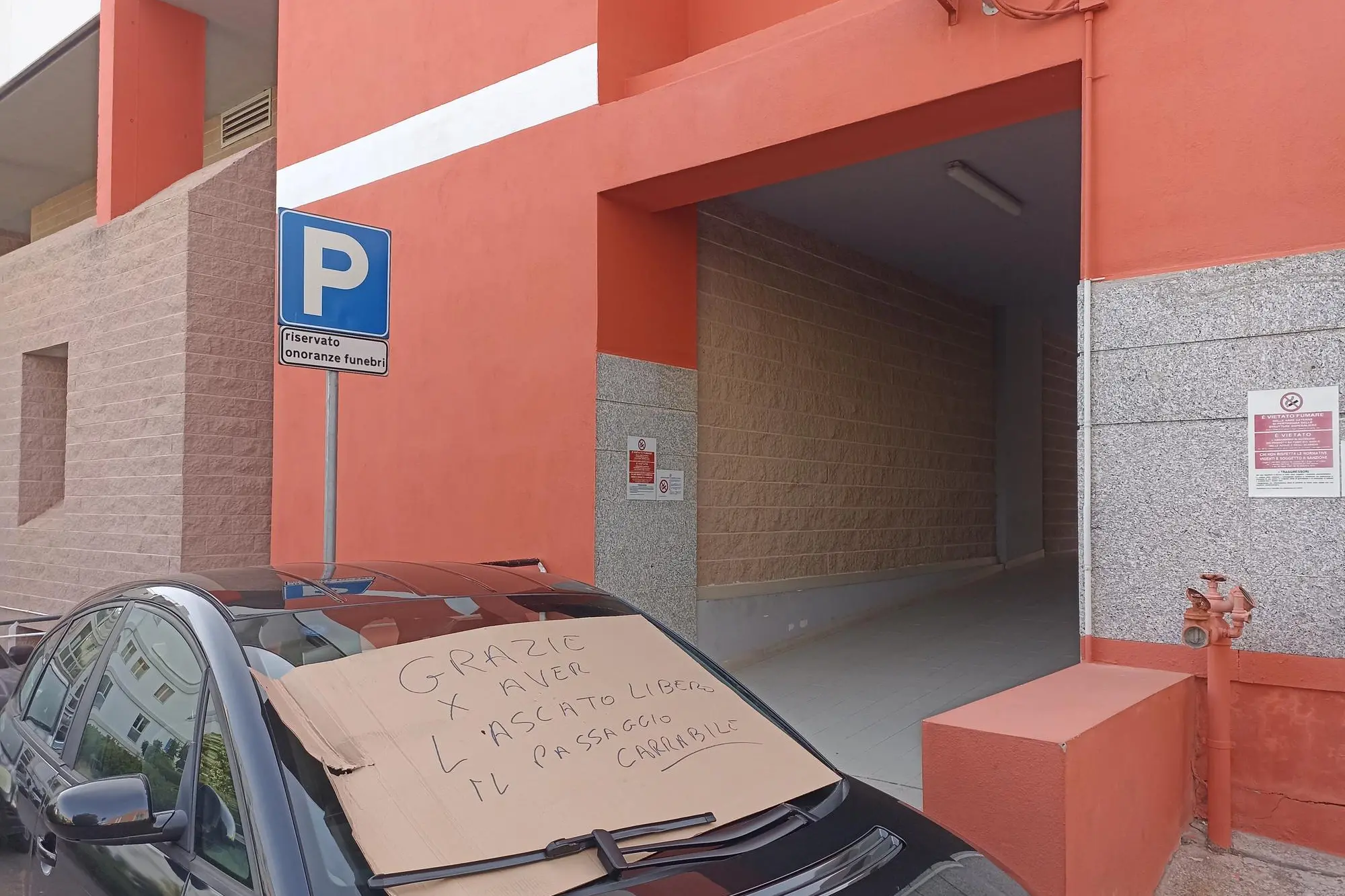L'auto con il cartello (Foto F.Pinna)