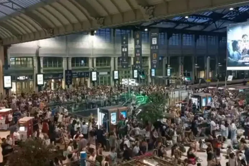 Francia: Traffico ferroviario interrotto per incendio vicino a Parigi