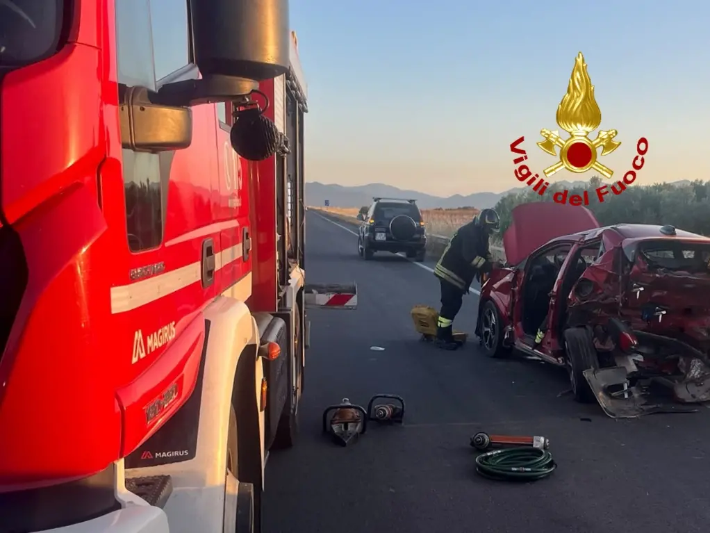 Violent collision on Provincial Road 2: 44-year-old man from Villaputzu dies, mother and child in critical condition L'incidente sulla provinciale 2 (foto Vigili del fuoco)