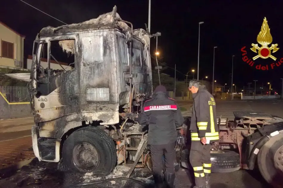 Il camion dato alle fiamme