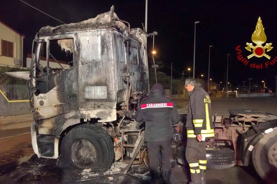 Serramanna, autoarticolato incendiato: indagini dei carabinieri