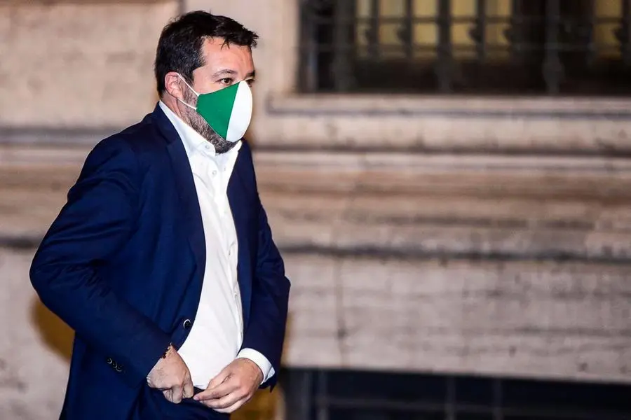 Il segretario della Lega, Matteo Salvini, all'esterno di Montecitorio (Ansa)